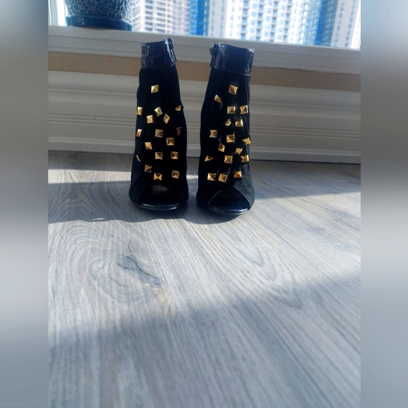 Woman boots. - Picture 1 of 7